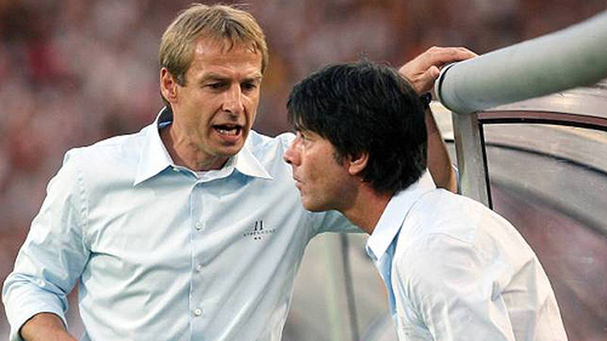 An Klinsmanns Seite galt Löw schnell als loyal, ohne großes Geltungsbedürfnis, als ein kenntnisreicher Zweitchef. Der Eindruck, dass Löw die Taktik konzipierte und Klinsmann für die Emotionen sorgte, festigte sich
