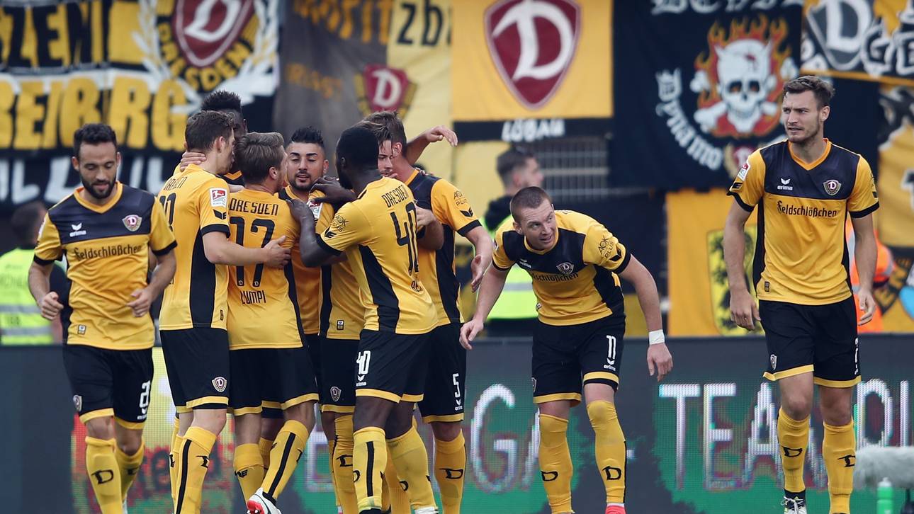 Dynamo mit Trikot gegen Rassismus