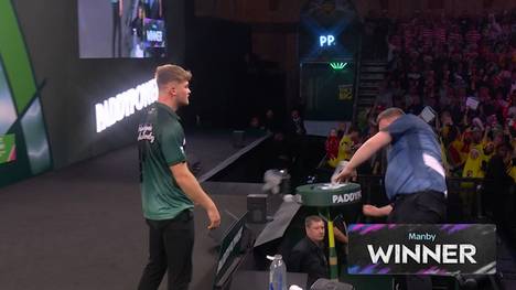 Cameron Menzies verliert einen Darts-Krimi gegen Charlie Manby und rastet im Anschluss komplett aus. Auf der Bühne prügelt er mehrfach auf seinen Tisch ein und wird von der Bühne verwiesen.