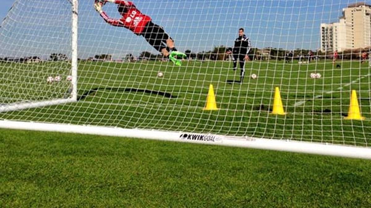 In Florida geht es für den Bayer-Tross aber an die Arbeit - wie hier für den fliegenden Bernd Leno (Copyright: bayer04fussball)