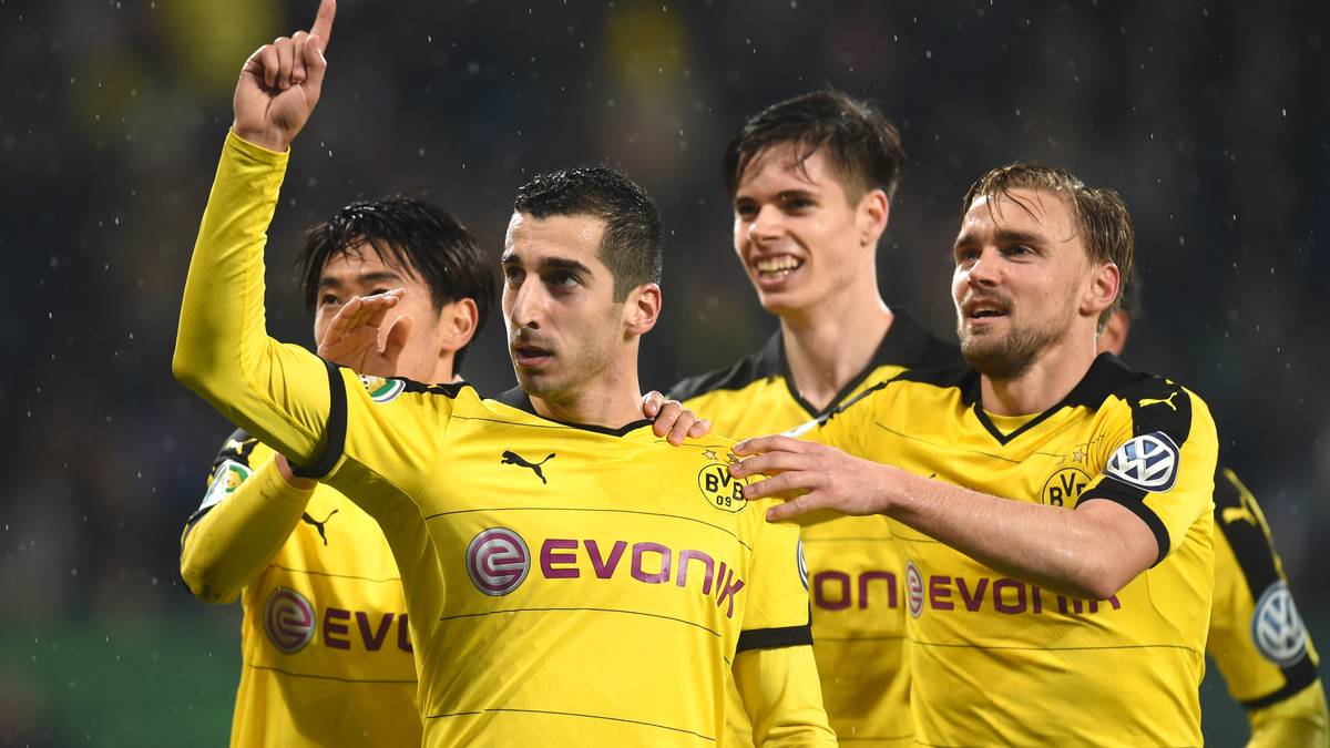 Henrikh Mkhitaryan (2.v.l.) legt kurz darauf nach, sorgt mit dem 2:0 für die Vorentscheidung und stoppt Augsburgs Höhenflug vorerst