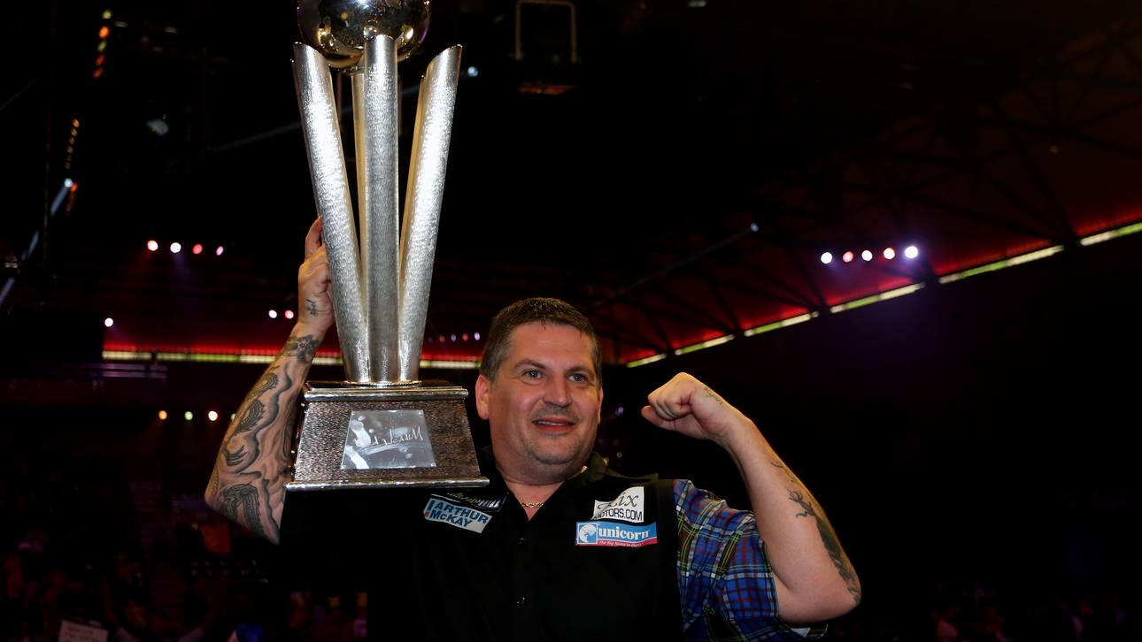 Gary Anderson mit der Trophäe für den Darts-Weltmeister