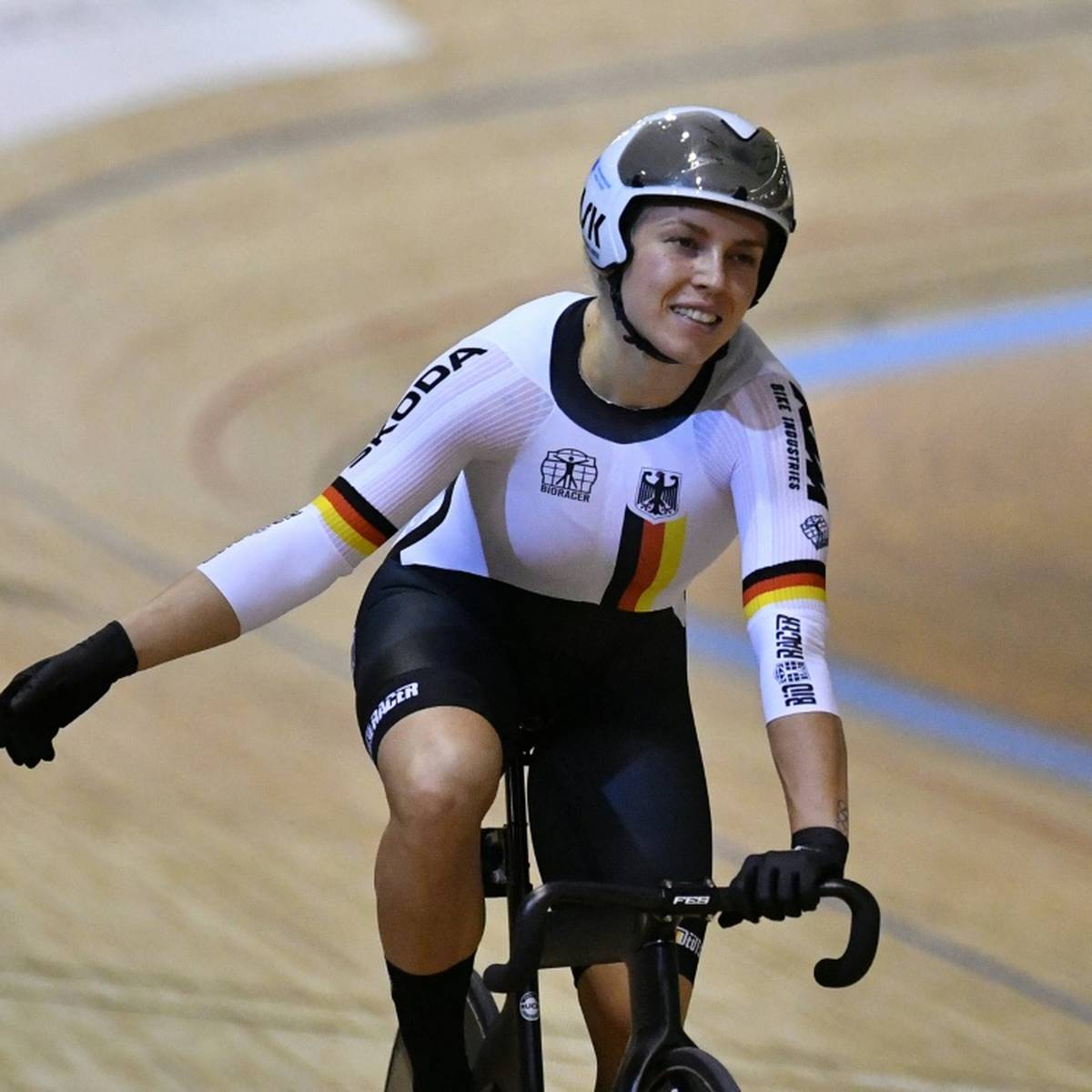 Bahnrad-Weltmeisterin Emma Hinze wünscht sich einen offeneren Umgang mit dem Thema Periode im Sport.