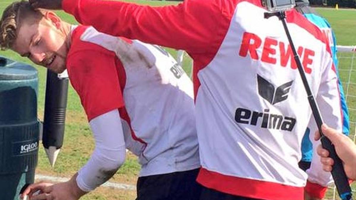 Auch der FC Köln bereitet sich in Orlando auf die Rückrunde vor - und tut gleichzeitig etwas für den Teamgeist. Timo Horn ist wohl so warm, dass Kollege Anthony Ujah dem Keeper eine Abkühlung verpasst (Copyright: twitter@fckoeln)