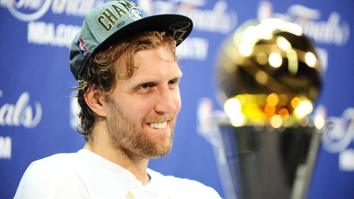 2011 gewinnt Dirk Nowitzki mit den Dallas Mavericks die Meisterschaft und darf anschließend neben der Trophäe glänzen
