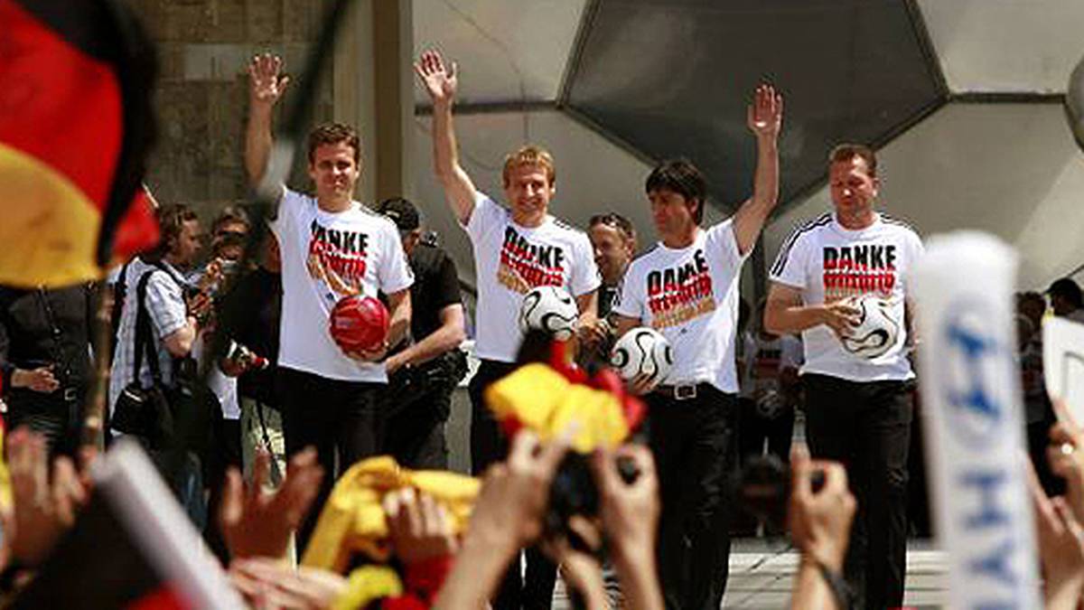 Wenige Tage nach der Abschlussfeier in Berlin trat Klinsmann zurück und schlug Löw als seinen Nachfolger vor. Der DFB stimmte ohne Bedenken zu