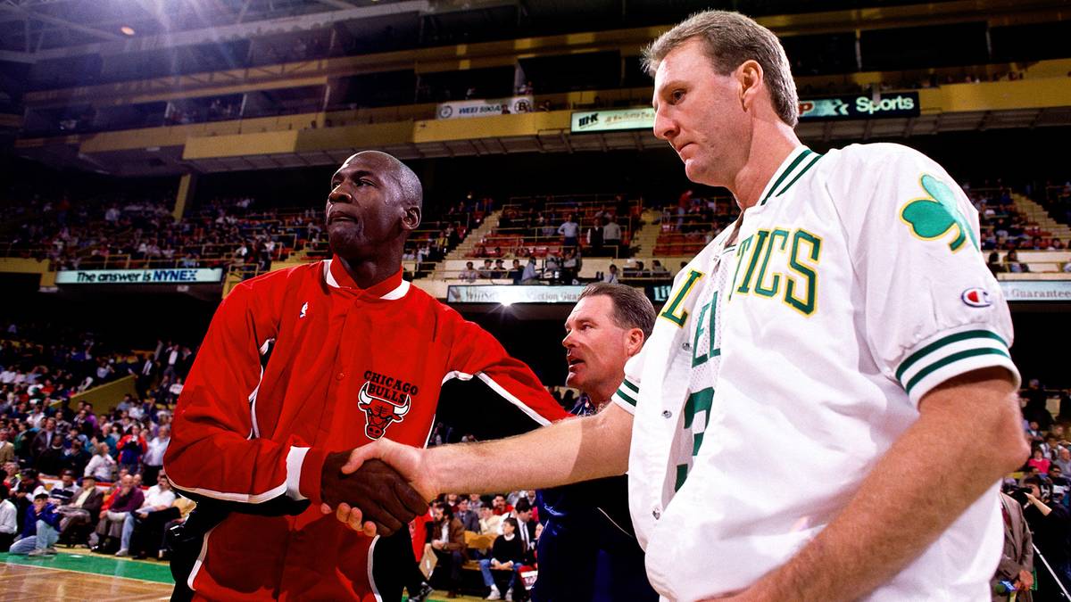 Michael Jordan und Larry Bird sind zwei absolute NBA-Legenden. Vor allem Bird gilt als einer der schussstärksten Big Men der Liga-Geschichte. In 13 Jahren traf Bird 649 Dreier, Jordan kam auf 581 Distanztreffer in 15 Jahren