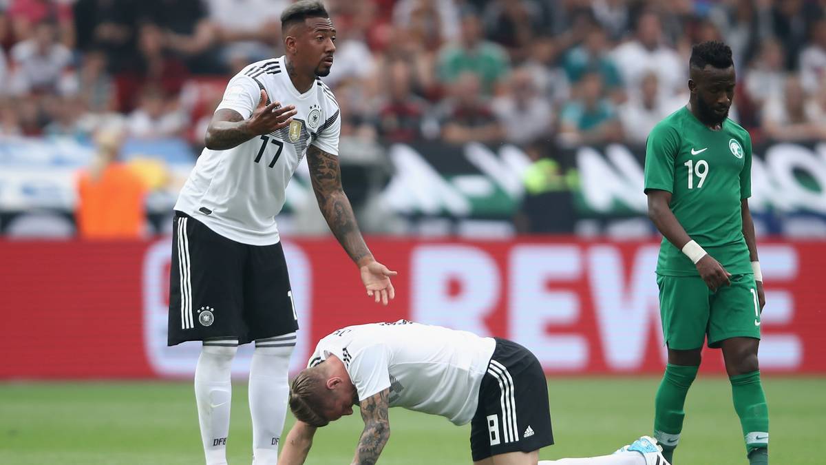 Ein Eigentor der Gäste brachte zwar noch das 2:0. Als die Saudis kurz vor Schluss aber zum verdienten Anschluss kamen, brach der große Favorit fast komplett auseinander. Die Riesenchance zum Ausgleich vergaben die Saudis in der Nachspielzeit, der deutsche Auftritt ließ trotzdem nichts Gutes für die WM vermuten