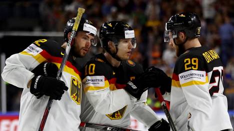 Das DEB-Team um Leon Draisaitl (r.) trifft zum Auftakt der Eishockey-WM auf Gastgeber Dänemark