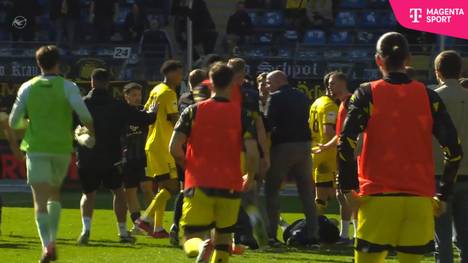 Ausgehend davon, dass Aachens Petros Bagalianis seinem Gegner Arianit Ferati ein Bein stellt, kommt es mit dem Pausenpfiff zur Rudelbildung, die auch die sportlichen Verantwortlichen beider Vereine auf den Plan ruft. 