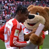 Tel aus dem Häuschen: Maskottchen beschenkt FCB-Youngster