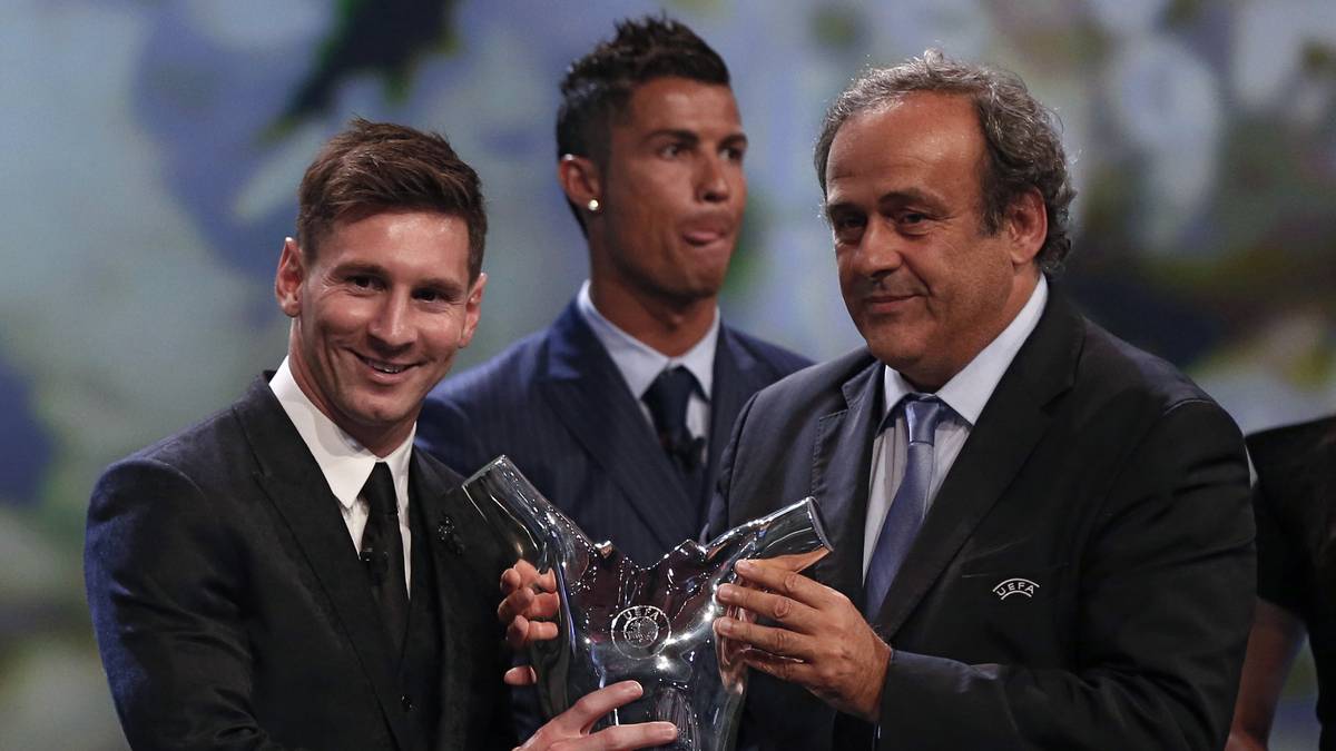 Dann zeigt er doch eine Reaktion mit Emotion. "CR7" (m.) personifiziert den gelangweilten Neid - mit Zunge. DIe Glückwünsche an den Sieger Messi (l.) werden knapp ausfallen