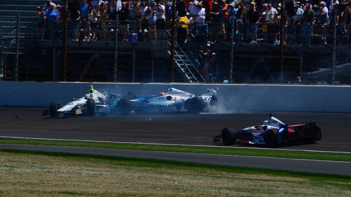 Der Polesetter von 2018, Ed Carpenter (l.), ist in diesem Rennen in einen Crash verwickelt. Er kollidiert mit James Hinchcliffe 