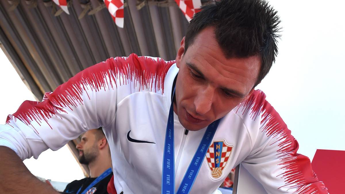 Mario Mandzukic lässt sich sogar zu einem Autogramm für einen Polizisten hinreißen