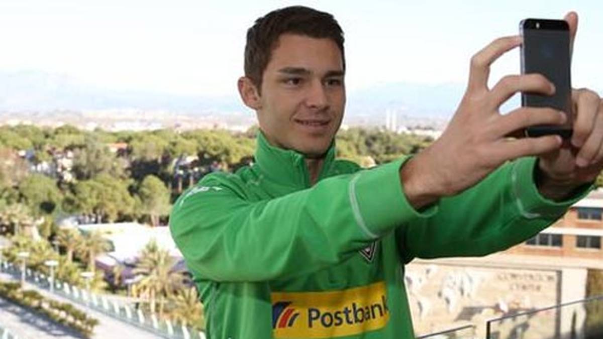 Borussia Mönchengladbach hat seine Zelte in Belek aufgeschlagen. Branimir Hrgota nutzt die Gelegenheit, um die Aussicht mit einem Selfie festzuhalten (Copyright: twitter@borussia)