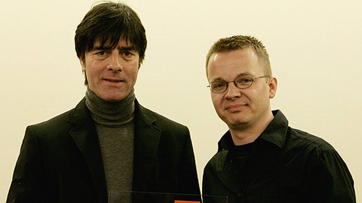 Von der SPORT1-Online-Redaktion bekam Löw 2007 die Auszeichnung für die "Mannschaft des Jahres" überreicht