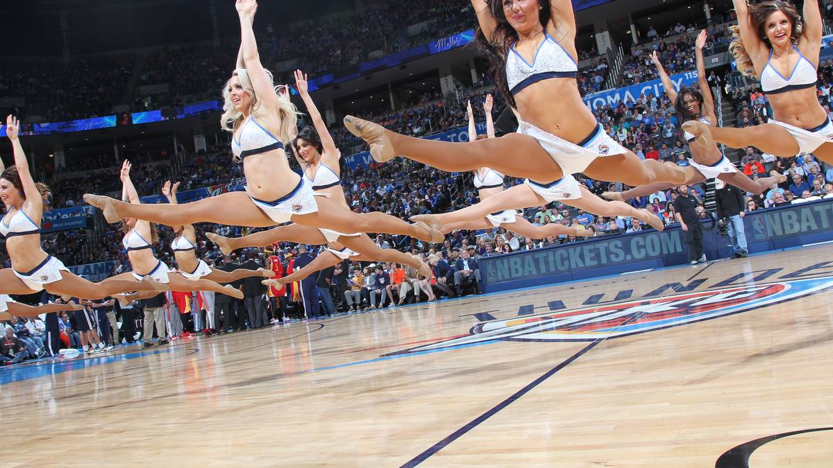 In Oklahoma City wagen die Thunder den Spagat zwischen Unterhaltung und erfolgreichem Basketball. Das Dance Team meistert die Herausforderung glänzend, doch packen die OKC-Spieler das gegen die Houston Rockets auch?