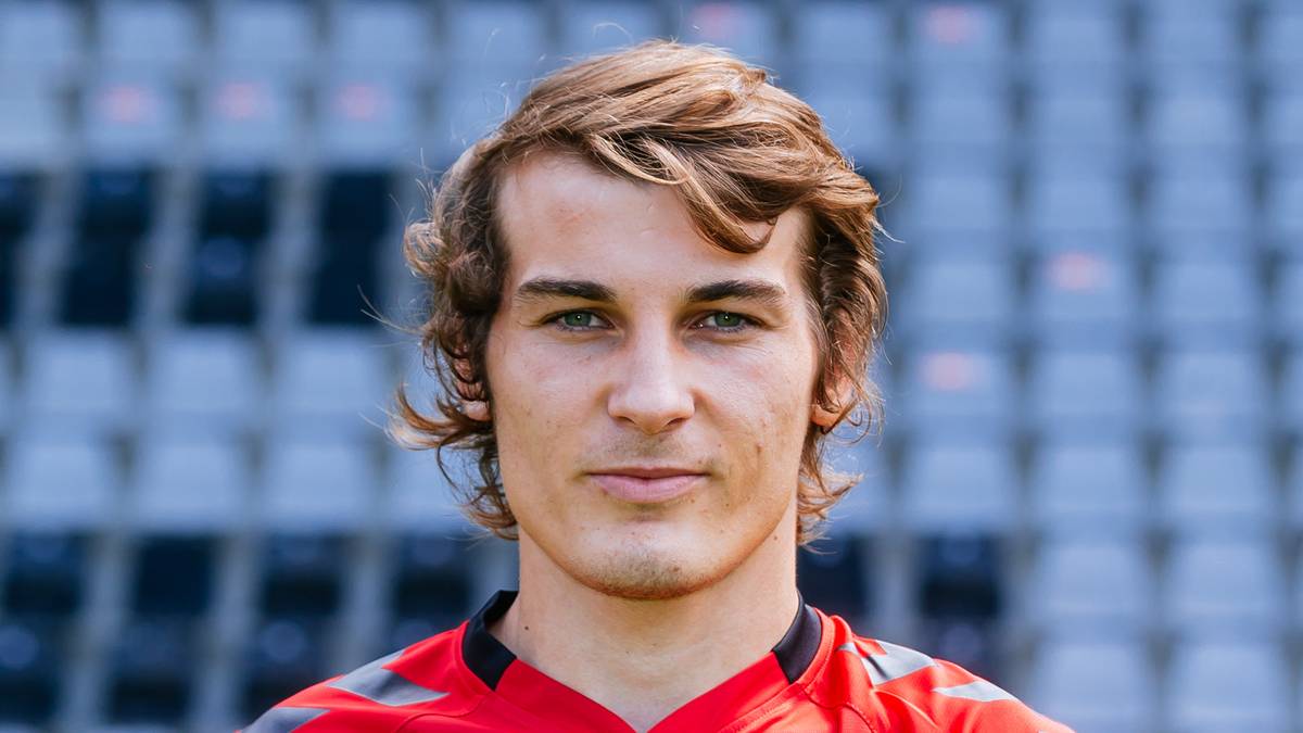 PLATZ 18 - SC FREIBURG: 69,95 Euro (Hummel). Das mit Abstand preisgünstigste Heimtrikot trägt der SC Freiburg