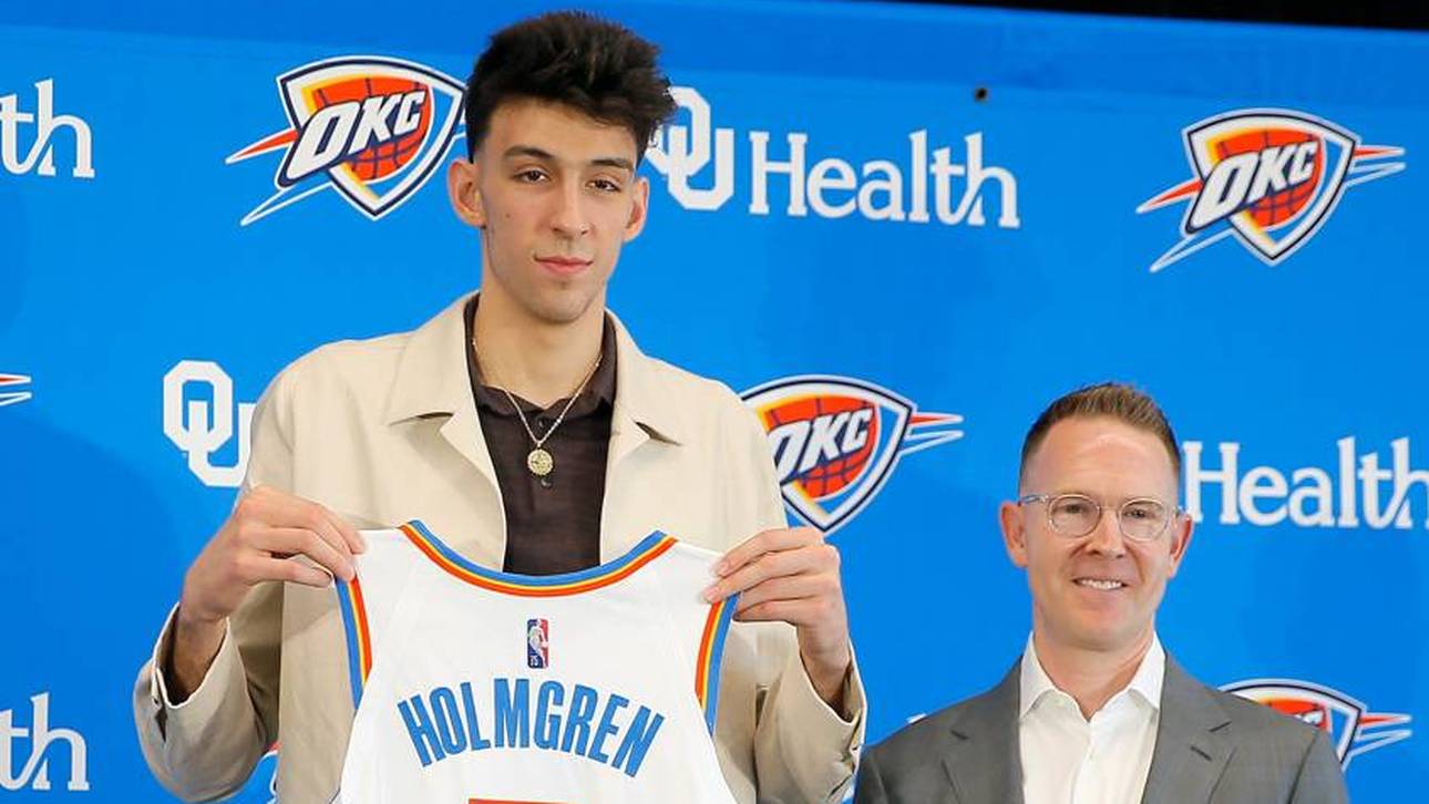 Sam Presti (r.) bei der Präsentation von Chet Holmgren