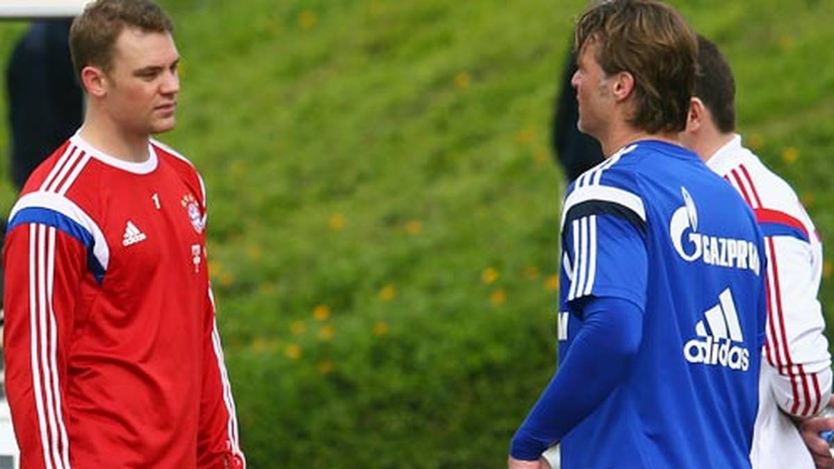 Zwei Ur-Schalker unter sich: Bayerns Keeper Manuel Neuer und S04-Ersatztorhüter Christian Wetklo nutzen die Nachbarschaft in Doha für einen kurzen Plausch