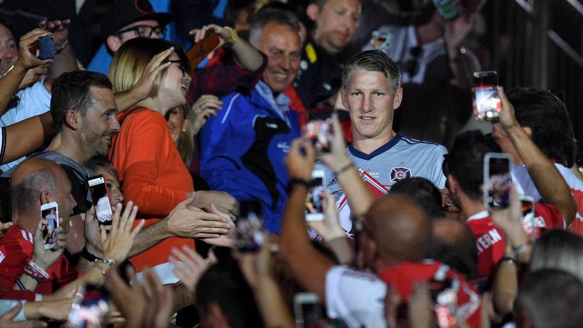 Im August 2018 bekommt Schweinsteiger seinen offiziellen Abschied in München: Der FC Bayern lädt in die Allianz Arena, um der Klub-Ikone mit einem Spiel gegen dessen US-Klub die Ehre zu erweisen