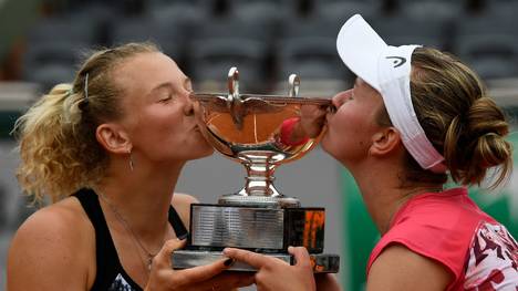 Katerina Siniakova (l.) und Barbora Krejcikova freuen sich über ihren ersten Grand-Slam-Titel