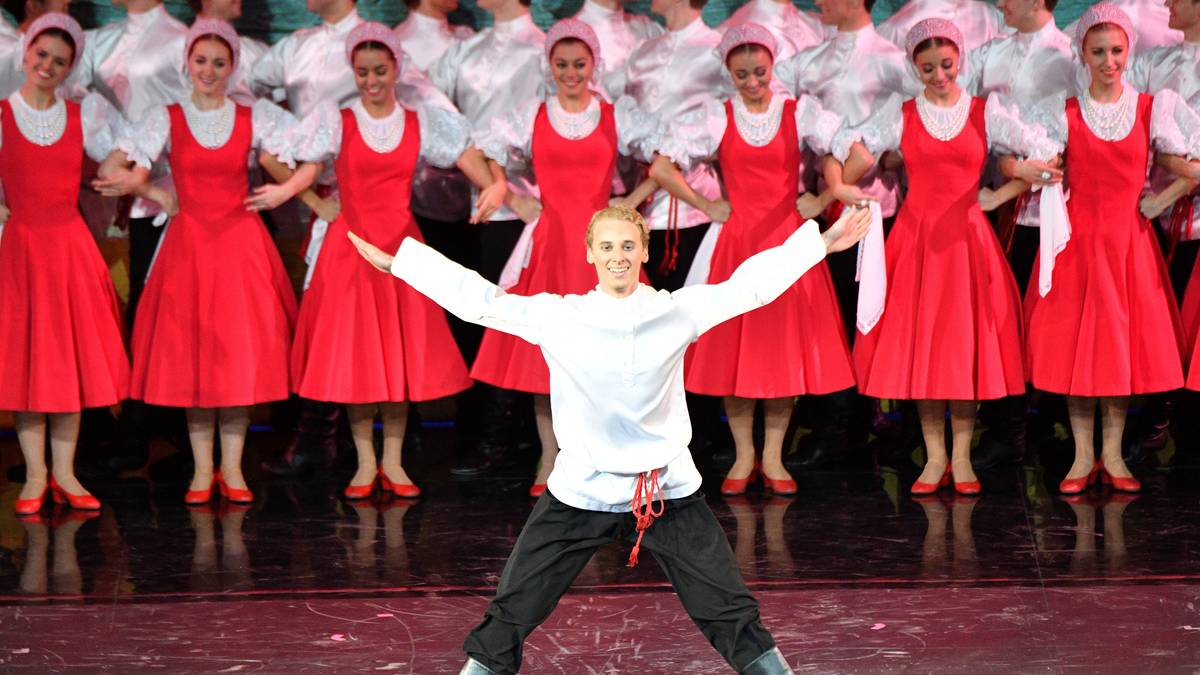 Das russische Igor Moiseyev Ballet Ensemble tritt vor der Auslosung auf