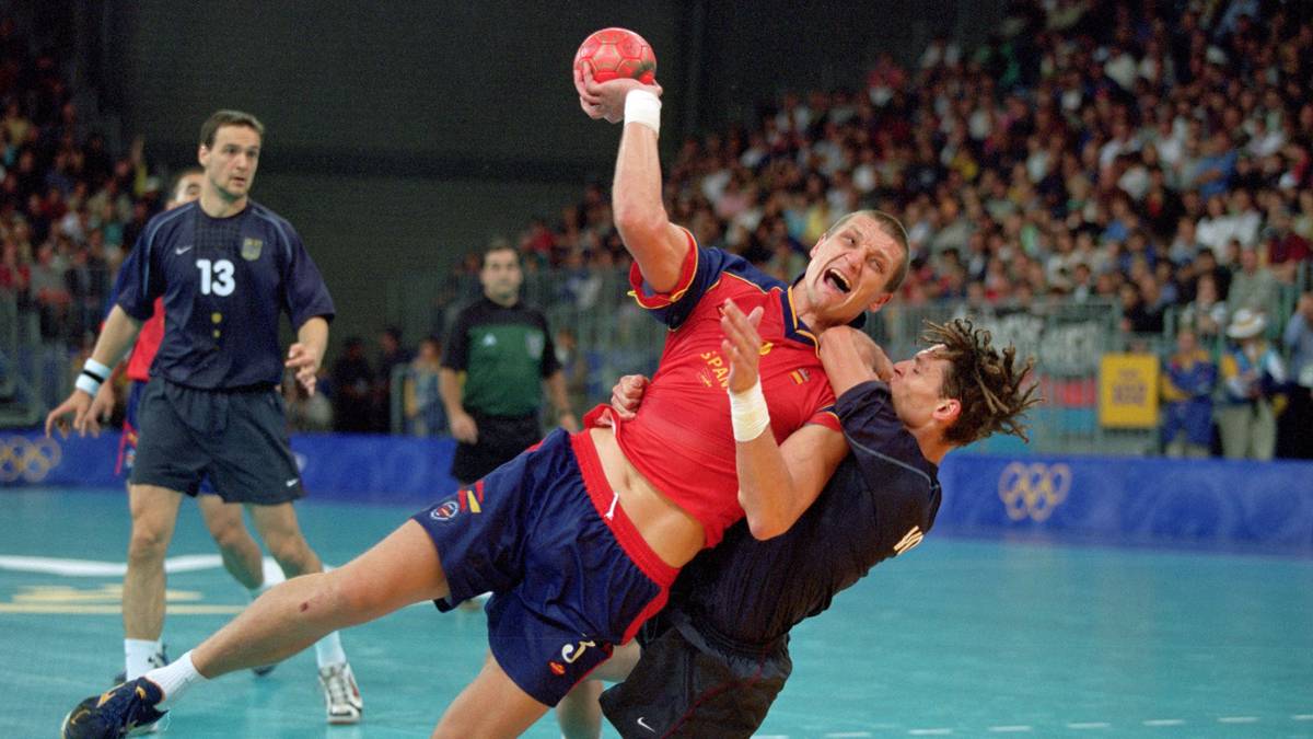 PLATZ 4: OLYMPIA 2000 - VIERTELFINALE:  Zwei Jahre später kommt es erneut zu einem Spiel um Alles oder Nichts. Bei Olympia in Sydney liefern sich beide Teams einen wahren Krimi. Als noch eine Minute zu spielen ist, agieren die Deutschen beim Stand von 26:26 in Überzahl