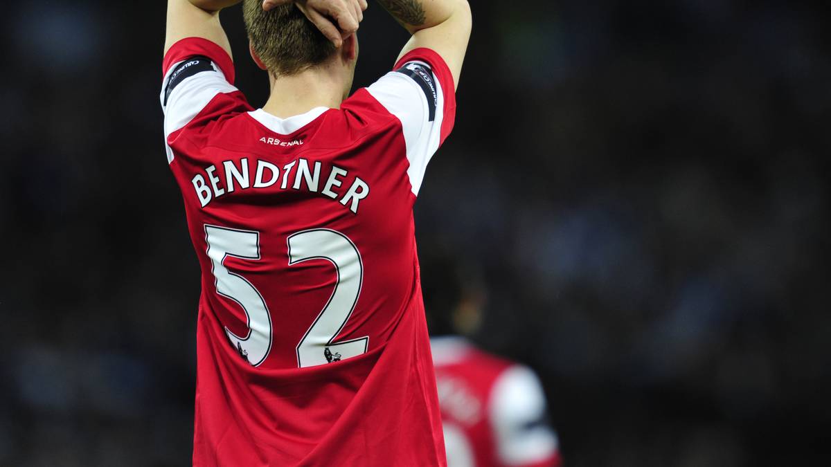 Nicklas Bendtner ist für seine Mätzchen bekannt. In der Saison 2009/10 entschied er sich in letzter Sekunde, statt der 26 die 52 zu tragen - zum Ärger jener Fans, die schon ein Trikot geordert hatten. Immerhin versprach er, die dafür entstandenen Kosten übernehmen zu wollen