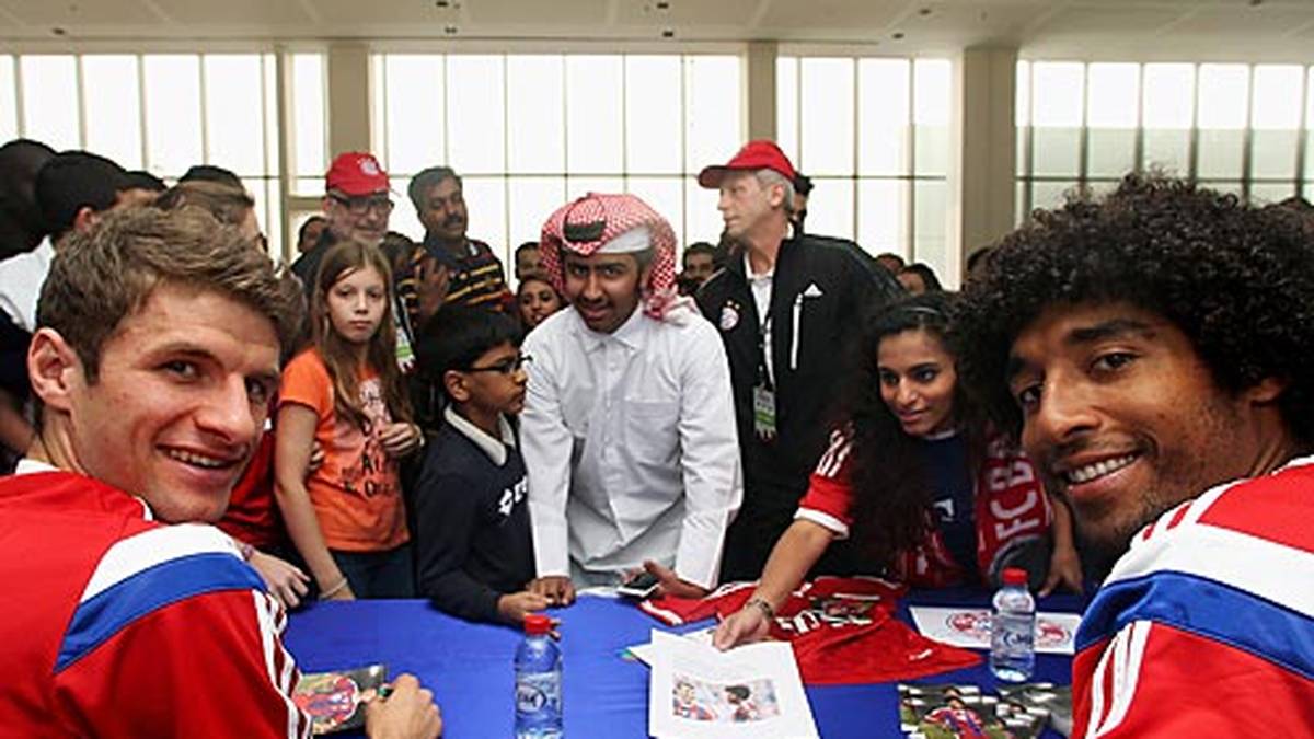 Ansonsten steht für die Münchner auch Fan-Nähe auf dem Programm: Thomas Müller und Dante erfüllen die Autogrammwünsche der Anhänger