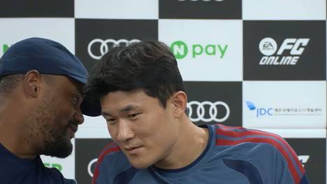 Vincent Kompany hat die kurze Verwirrung über mögliche Übersetzungsschwierigkeiten mit Kim Min-jae überbrückt und danach gleich selbst die deutschen Fragen für seinen Spieler übersetzt.