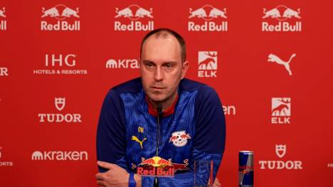 RB-Leipzig-Cheftrainer Ole Werner spricht über die Zusammenarbeit mit Jürgen Klopp und dem weiteren RB-Team. Dabei erklärt er auch, wer die Spielidee der Leipziger prägt – und ob sie von Klopp übernommen wurde oder von ihm selbst stammt.