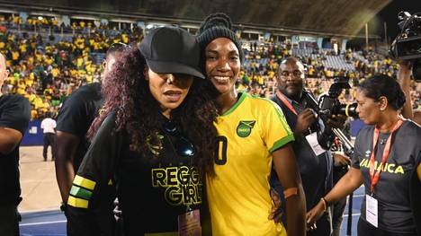 Cedella Marley (l.) mit Nationalspielerin Shakira Duncan