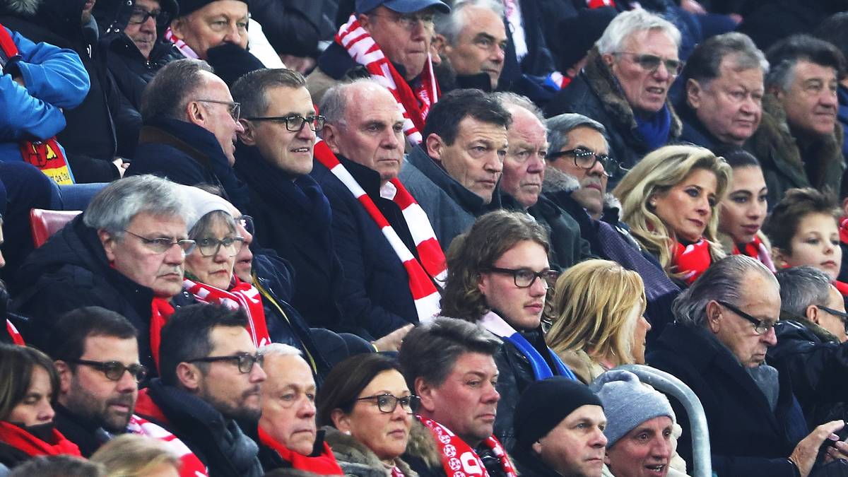 Sein erstes Auswärtsspiel seit seiner Entlassung aus dem Gefängnis hätte vermutlich kaum schlechter starten können. Doch die Bayern-Spieler wollen ihm offensichtlich doch noch einen angenehmen Abend bescheren
