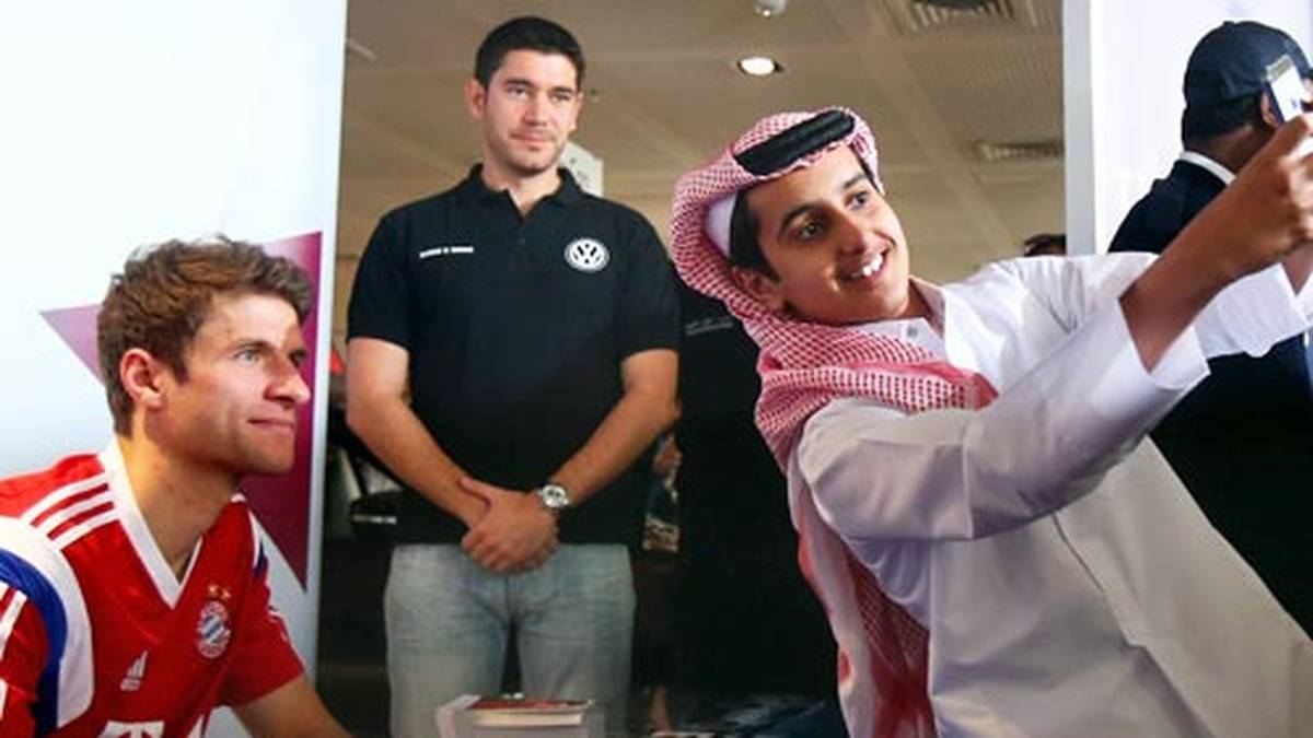 Lächeln für die Scheichs: Natürlich erfüllt Müller auch Fotowünsche