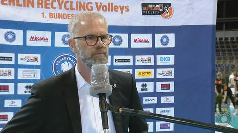 Die Berlin Recycling Volleys gewinnen Spiel 2 der Final-Playoffs klar mit 3:0 gegen den Rekordmeister VfB Friedrichshafen. Nach dem 2:0-Rückstand bleibt Häfler-Coach Michael Warm dennoch positiv.