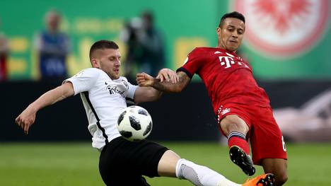 Ante Rebic (l.) gegen Bayern-Mittelfeldspieler Thiago