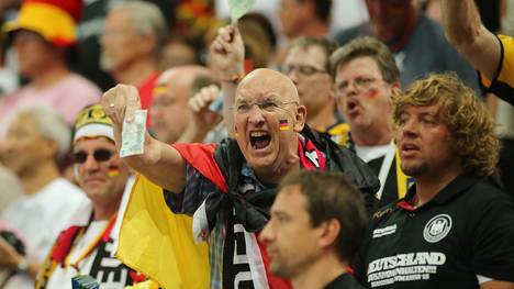 Deutsche Fans sind während des Spiels Deutschland - Katar wütend 