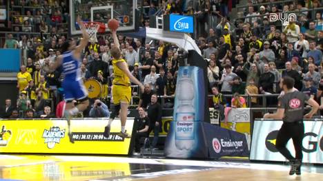 Die Highlights der Partie MHP Riesen Ludwigsburg - Fraport Skyliners aus der Basketball-Bundesliga im Video.