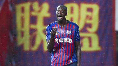 Yaya Touré spielte zuletzt bei Qingdao Huanghai in China - die Trikots erinnern an den FC Barcelona