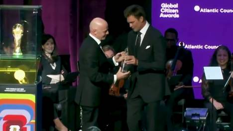 Gianni Infantino wird von NFL-Legende Tom Brady der Atlantic Council Global Citizen Award überreicht. Der FIFA-Präsident erhält die Auszeichnung für seine Arbeit an der Globalisierung des Fußballs.