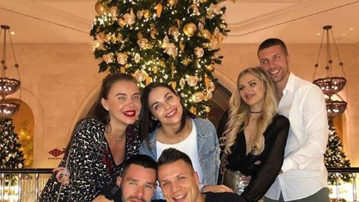 Zwei Profis des FC Schalke 04 machen gemeinsam Urlaub. Matija Nastasic (r.) und sein Anhang haben sich mit den Konoplyankas zusammen getan