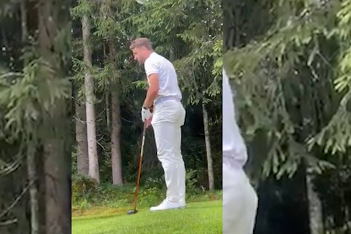 Eine kleine Runde Golf unter Kollegen. Bei Bastian Schweinsteiger und Thomas Müller schien die Runde sehr unterhaltsam. Während Müller sein Glück versucht, lacht Schweinsteiger sich schlapp.