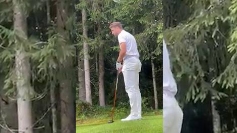 Eine kleine Runde Golf unter Kollegen. Bei Bastian Schweinsteiger und Thomas Müller schien die Runde sehr unterhaltsam. Während Müller sein Glück versucht, lacht Schweinsteiger sich schlapp.