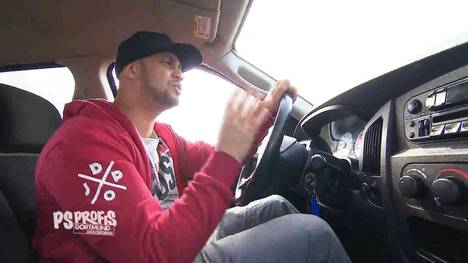 Premiere für die PS Profis: Für die erste frische Folge nach der langen Winterpause hat sich ein bekannter Radiosender bei den Jungs gemeldet: „98.8 Kiss FM“ aus der Hauptstadt Berlin braucht ein Auto für Promo-Events. Das gab es bei Sid und JP bisher noch nie. Die beiden Dortmunder legen sich mächtig ins Zeug, um unter Nissan Navaras und Co. die Spreu vom Weizen zu trennen. Der Wagen soll anschließend auch noch getunt werden. Unter anderem soll das coole Logo des Senders den Wagen schmücken.
