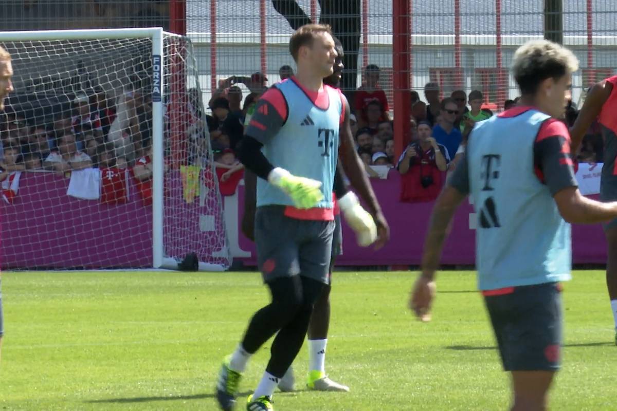 Nach einem Schuh-Fail von Michael Olise hilft Torhüter Manuel Neuer kurzerhand im Feld aus.