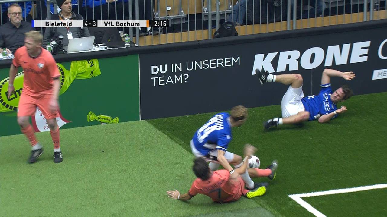 Fußball: Bochum-Legende verliert die Nerven - Übles Foul beim Budenzauber!