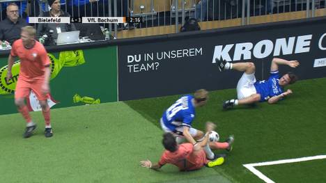 Im Halbfinale des Hallenturniers in Lingen steht das Traditionsteam des VfL Bochum vor dem Aus. Kurz vor Schluss steigen die Bochumer um Peter Peschel mehrmals rustikal ein.