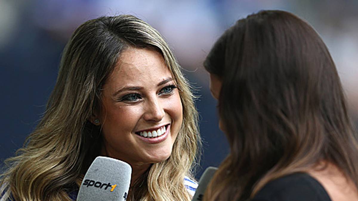 Doch gearbeitet wird freilich auch: Huppenkothen im Moderatorinnen-Doppelpass mit SPORT1-Kollegin Laura Wontorra  
                  
                  