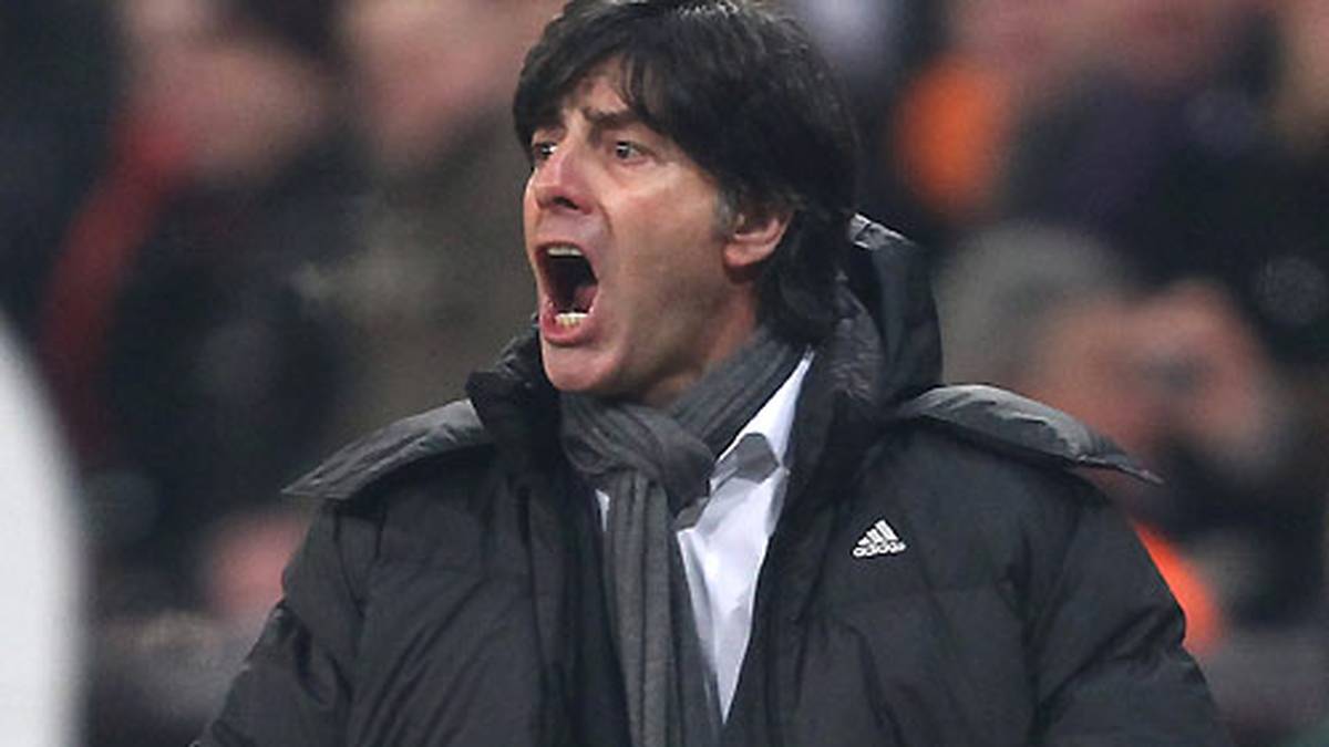 Doch Löw richtete den Blick nach vorne und konzentrierte sich nur noch auf ein erfolgreiches Abschneiden bei der WM in Südafrika. Der erste Test beim 0:1 im März gegen Argentinien ging jedoch in die Hose